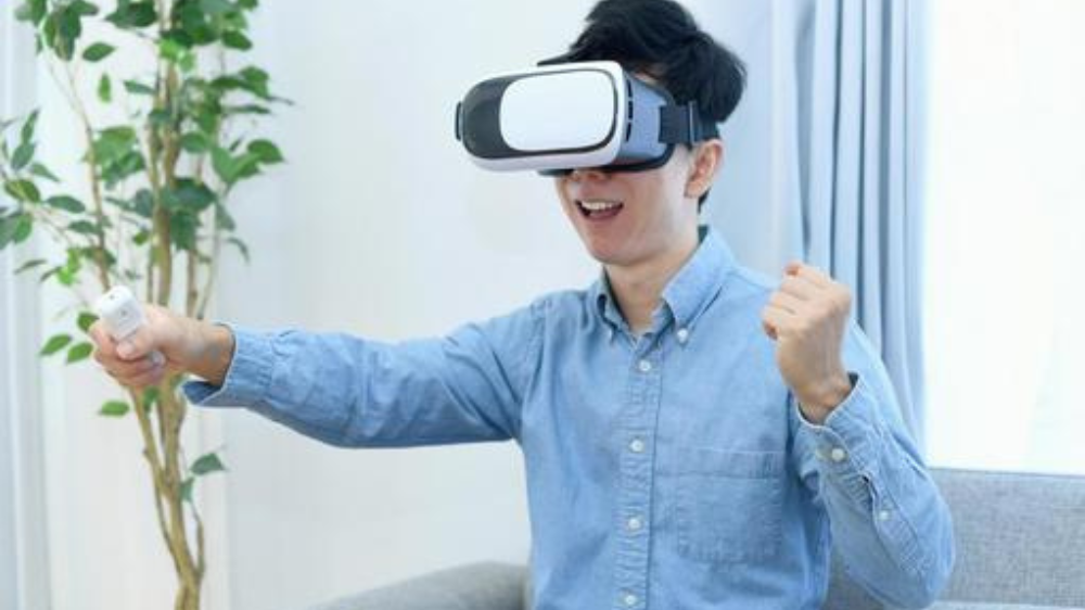 VRで楽しむ男性